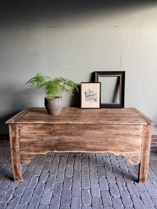 Antieke kasten, antieke dekenkist, den ouden steegh, antiek dressoir, antieke commode, antieke sidetable, antieke tv kast, antieke tv kist, antieke wandtafel, antieke kist met deksel.