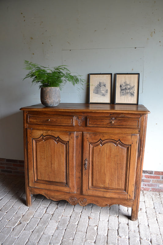 Antieke eiken kast, antiek dressoir, antieke commode, antieke buffetkast, antieke tweedeurs kast. antieke Franse kast.