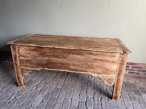 antieke dekenkist, den ouden steegh Antieke kasten, antieke dekenkist, den ouden steegh, antiek dressoir, antieke commode, antieke sidetable, antieke tv kast, antieke tv kist, antieke wandtafel, antieke kist met deksel.