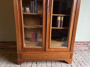 antieke kasten, antieke boekenkast, den ouden steegh, antieke kasten, aniteke boekenkast, den ouden steegh, antieke noten kast, antieke vitrinekast, antieke servieskast, antieke bibliotheekkast, antieke winkelkast, antieke kuifkast