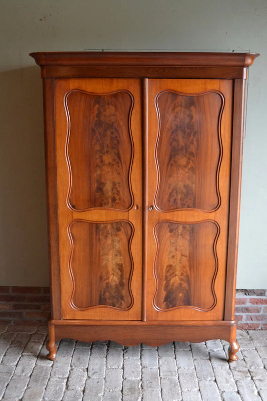 antieke kasten, antieke meidenkast, den ouden steegh, antieke biedermeier kast, antieke linnenkast, antieke kledingkast, antieke tweedeurs kast, antiek biedermeier kast op Queen Ann pootjes.