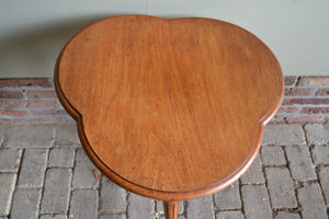 antieke tafels, antieke bijzettafel, den ouden steegh, antieke tafels, antieke bijzettafel, den ouden steegh, antieke plantentafel, antieke noten tafel, antieke klaverbladtafel, antieke salontafel.