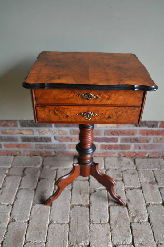 antieke tafels, antieke naaitafel, den ouden steegh , antieke plantentafel, antieke sidetable, antieke salontafel, antieke wandtafel, antieke ladekast, antieke ladenkast.