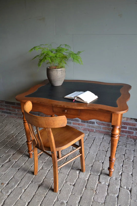 antieke tafels, antieke schrijftafel, den ouden steegh, antiek bureau, antiek buro, antieke wandtafel, antieke bureaustoel, antieke schrijftafel met bureaustoel.