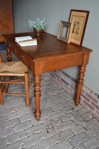 antieke tafels, antieke schrijftafel, den ouden steegh, antieke tafels, antieke schrijftafel, den ouden steegh, antiek bureau, antiek buro, antieke schrijftafel met stoel, antieke bureau met twee laden, antieke wandtafel, antieke bureaustoel, antieke bureaustoel met biezen mat, antieke keukenstoel, antieke kerkstoel.