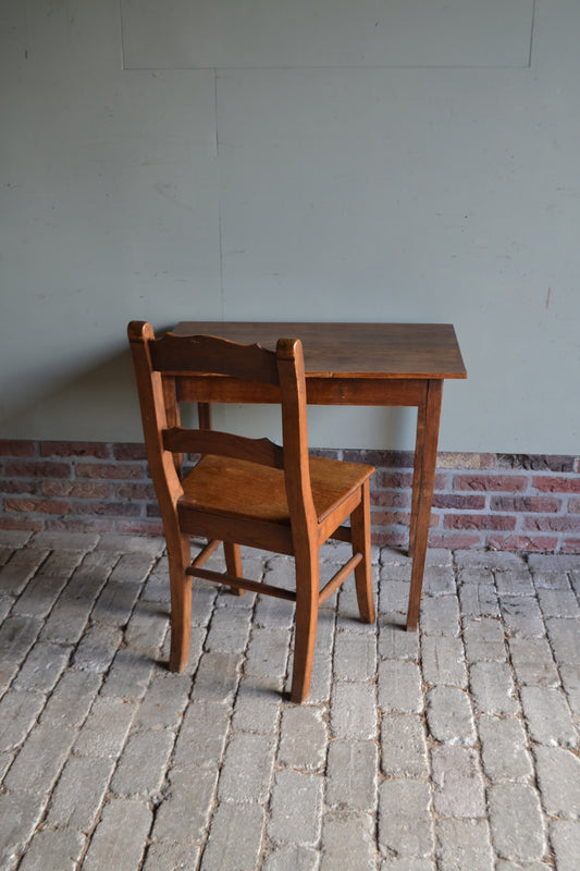 Antieke eiken schrijftafel met stoel