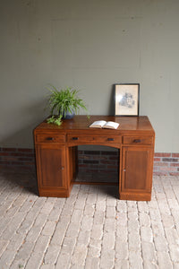 antiek eiken bureau, antiek Art Deco bureau, antieke schrijftafel, antiek bueau, antiek buro, antiek bureau met drie laden en twee deurtjes waarachter planken. Antieke Hollands bureau.