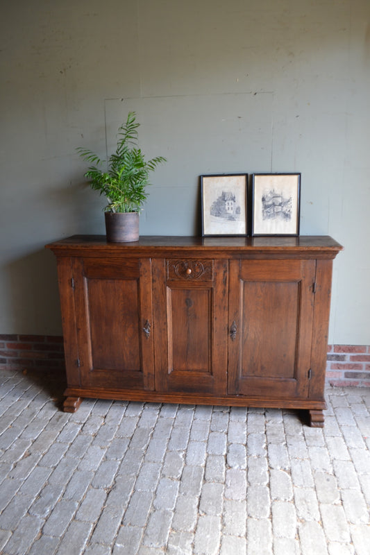 Antieke eiken houten melkkast.