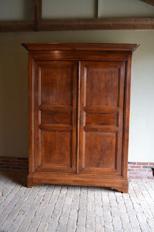 Strakke antieke eiken houten Franse Louis Philippe kast met twee deuren waarin drie panelen en waarachter planken. antieke opbergkast, antieke linnenkast, antieke kledingkast, antieke woonkamerkast, antieke slaapkamerkast,antieke halkast, antieke garderobekast. antieke Franse kast. antieke eiken kast.