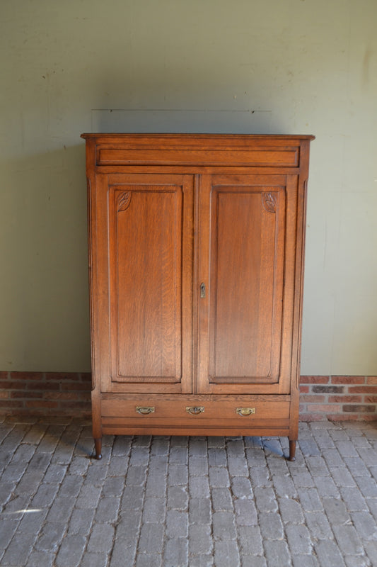 Antieke eiken houten meidenkast