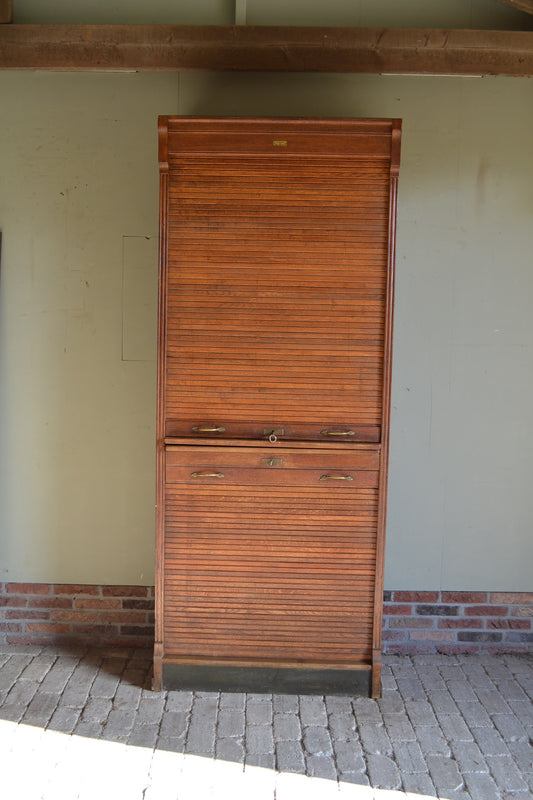 antieke eiken houten archiefkast met twee rolluiken waarachter een vakverdeling. in het midden een uitschuifbare werkplank. antieke notariskast antieke opbergkast, antieke keukenkast, antieke Duitse kast. antieke kantoorkast.