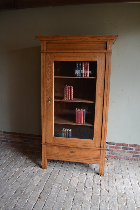 Antieke eiken houten Art Deco eendeurs vitrinekast met 1 beglaasde deur waarachter planken en onder de deur een lade. antieke uitneembare kast, antieke Hollandse kast, antieke vitrinekast, antieke winkelkast, antieke servieskast, antieke bibliotheekkast, antieke keukenkast, antieke kantoorkast, antieke woonkamerkast