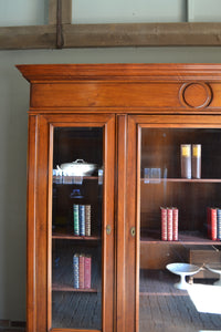Antieke mahonie kast, antieke boekenkast, antieke servieskast, antieke bibliotheekkast, antieke winkelkast, antieke uitneembare kast, antieke Hollandse kast, antieke met facet geslepen glas in de drie deuren. Antieke driedeurs kast, antieke opbergkast.