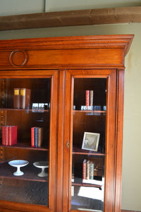 Antieke mahonie kast, antieke boekenkast, antieke servieskast, antieke bibliotheekkast, antieke winkelkast, antieke uitneembare kast, antieke Hollandse kast, antieke met facet geslepen glas in de drie deuren. Antieke driedeurs kast, antieke opbergkast.