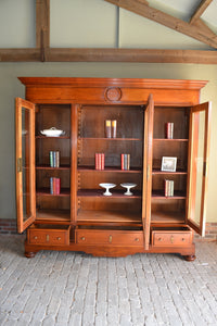 Antieke mahonie kast, antieke boekenkast, antieke servieskast, antieke bibliotheekkast, antieke winkelkast, antieke uitneembare kast, antieke Hollandse kast, antieke met facet geslepen glas in de drie deuren. Antieke driedeurs kast, antieke opbergkast.
