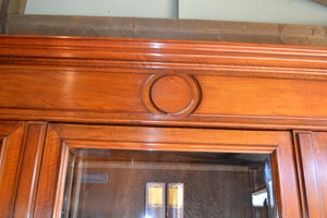 Antieke mahonie kast, antieke boekenkast, antieke servieskast, antieke bibliotheekkast, antieke winkelkast, antieke uitneembare kast, antieke Hollandse kast, antieke met facet geslepen glas in de drie deuren. Antieke driedeurs kast, antieke opbergkast.