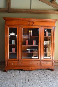 Antieke mahonie kast, antieke boekenkast, antieke servieskast, antieke bibliotheekkast, antieke winkelkast, antieke uitneembare kast, antieke Hollandse kast, antieke met facet geslepen glas in de drie deuren. Antieke driedeurs kast, antieke opbergkast.