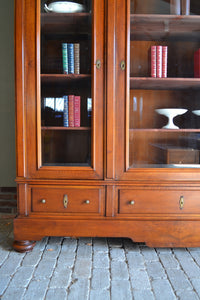 Antieke mahonie kast, antieke boekenkast, antieke servieskast, antieke bibliotheekkast, antieke winkelkast, antieke uitneembare kast, antieke Hollandse kast, antieke met facet geslepen glas in de drie deuren. Antieke driedeurs kast, antieke opbergkast.