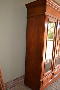Antieke mahonie kast, antieke boekenkast, antieke servieskast, antieke bibliotheekkast, antieke winkelkast, antieke uitneembare kast, antieke Hollandse kast, antieke met facet geslepen glas in de drie deuren. Antieke driedeurs kast, antieke opbergkast.
