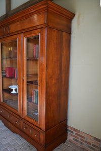 Antieke mahonie kast, antieke boekenkast, antieke servieskast, antieke bibliotheekkast, antieke winkelkast, antieke uitneembare kast, antieke Hollandse kast, antieke met facet geslepen glas in de drie deuren. Antieke driedeurs kast, antieke opbergkast.
