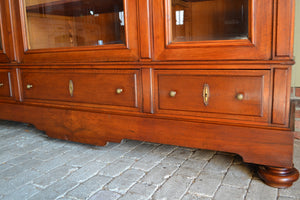 Antieke mahonie kast, antieke boekenkast, antieke servieskast, antieke bibliotheekkast, antieke winkelkast, antieke uitneembare kast, antieke Hollandse kast, antieke met facet geslepen glas in de drie deuren. Antieke driedeurs kast, antieke opbergkast.