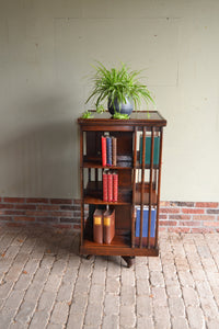 antieke boekenmolen, antiek boekenkast, antieke boekenmolen met vier kanten en per kant 3 vakken om boeken in op te bergen. antieke eiken boekenmolen op metalen onderstel en wieltjes.