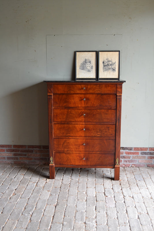 Antieke mahonie houten chiffoniere met zwart marmer blad.
