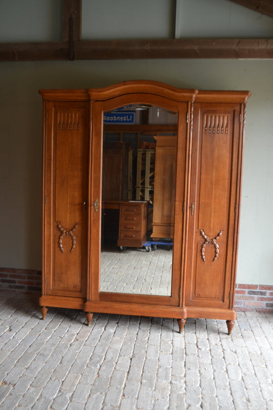 Antieke eiken houten kledingkast.