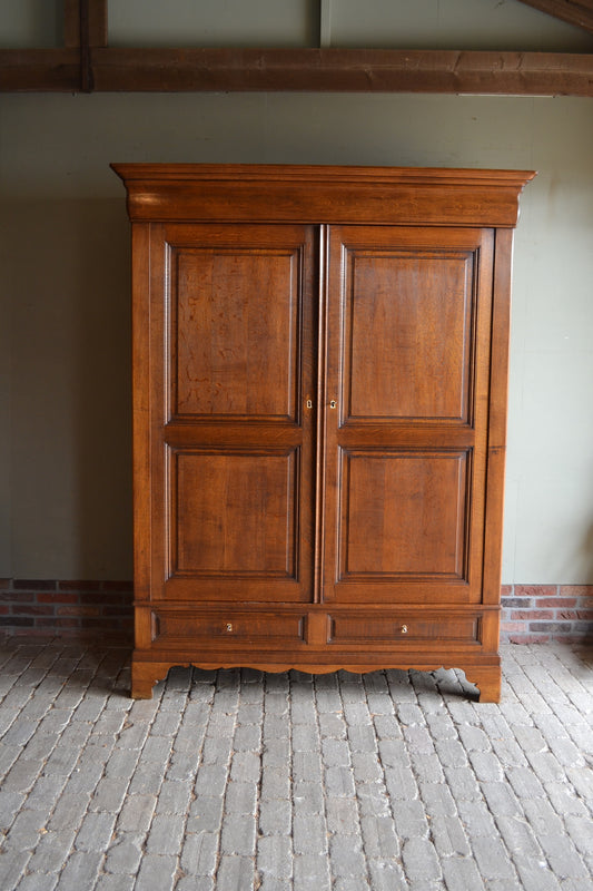 Antieke strakke eiken houten Louis Philippe kast met twee deuren voorzien van panelen. Achter de deuren planken en hang en onder de deuren een twee laden. Antiek kledingkast, antieke linnenkast, antieke opbergkast, antieke Franse kast, antieke eiken kast, antieke woonkamerkast, antieke slaapkamerkast.