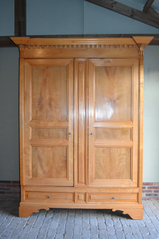 Grote antieke Essen houten kast met in de twee deuren elk drie panelen. De kast is uitneembaar en achter de deuren planken. Onder twee laden, antieke kledingkast, antieke linnenkast, antieke opbergkast, antieke woonamerkast, antieke slaapkamerkast.