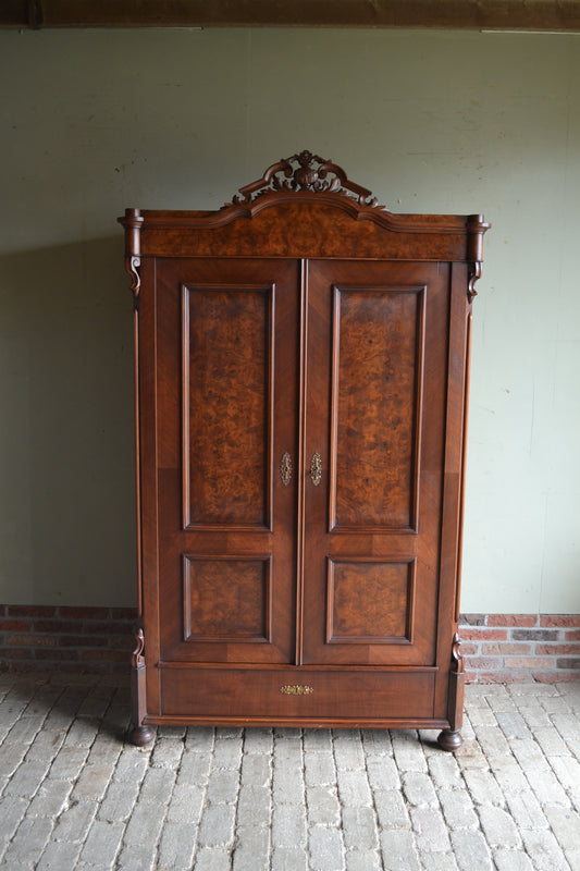 antieke kuifkast, antieke noten kast, antieke kledingkast, antieke linnenkast, antieke opbergkast, antieke meidenkast, antieke Duitse kast.