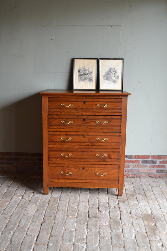 Antieke eiken houten ladekast met vier laden. antieke commode, antiek dressoir, antieke eiken kast, antieke Hollandse kast. antieke halkast. antieke slaapkamerkast, antieke woonkamerkast.
