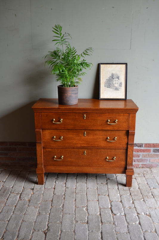 Antieke eiken houten ladekast.