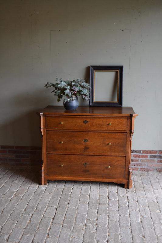 Antieke eiken houten ladekast.