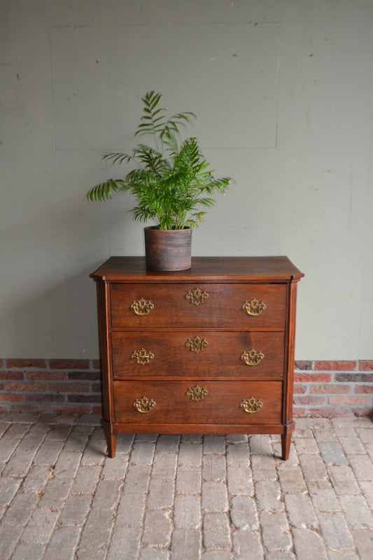 Antieke eiken houten ladekast.