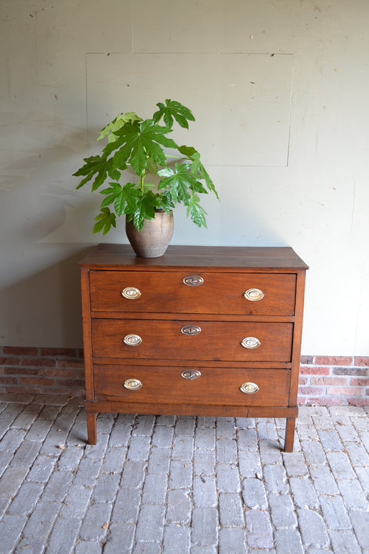 Antieke eiken houten Empire lade kast met drie laden welke zijn voorzien van een mooi beslag. Antiek dressoir, antieke commode, antieke opbergkast, antieke woonkamerkast, antieke Hollandse kast, antieke slaapkamerkast.