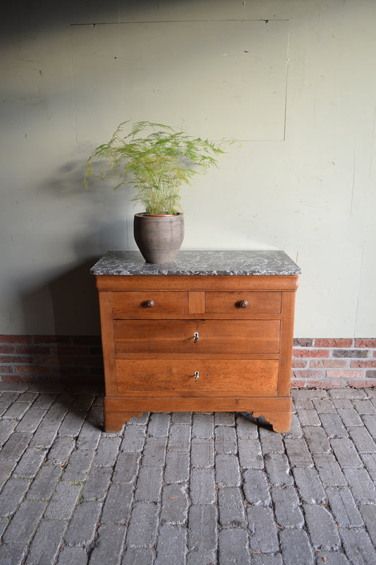 Antieke eiken houten ladekast met boven twee halve laden, onder twee grote laden en bovenop een grijs marmer blad. antiek dressoir, antieke commode, antieke woonkamerkast.