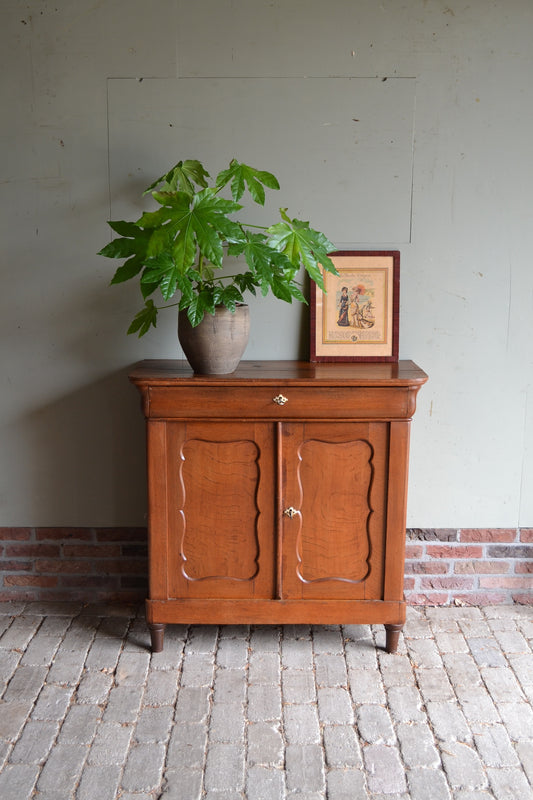 Antieke eiken houten biedermeier meidenkast.