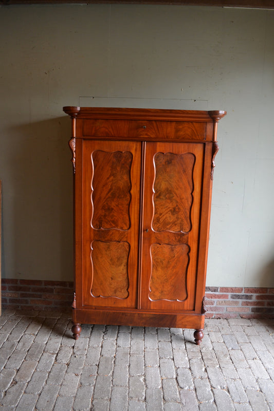 antieke mahonie biedermeier kast met twee deuren, in de deuren panelen en achter de deuren planken en twee laatjes. antieke mahonie kast, antieke biedermeier kast, antieke woonkamerkast, antieke linnenkast, antieke kledingkast, antieke halkast. antieke Hollandse kast.