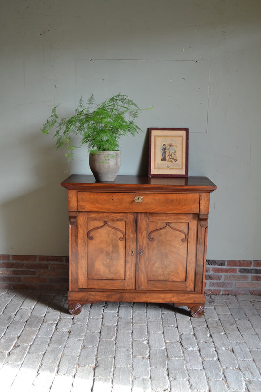 antieke mahonie meidenkast met boven een lade en daaronder twee deuren met daarachter planken, antieke mahonie commode, antiek mahonie dressoir, antieke Hollandse kast, antieke woonkamerkast, antieke slaapkamerkast, antieke mahonie kast.