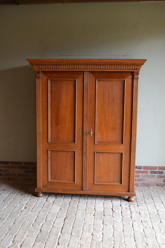 antieke kersen kast, antieke strakke kast, antieke meidenkast, antieke kast met twee deuren. antieke opbergkast.