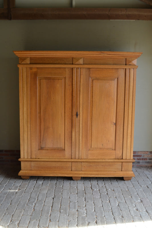 Antieke eiken houten kast
