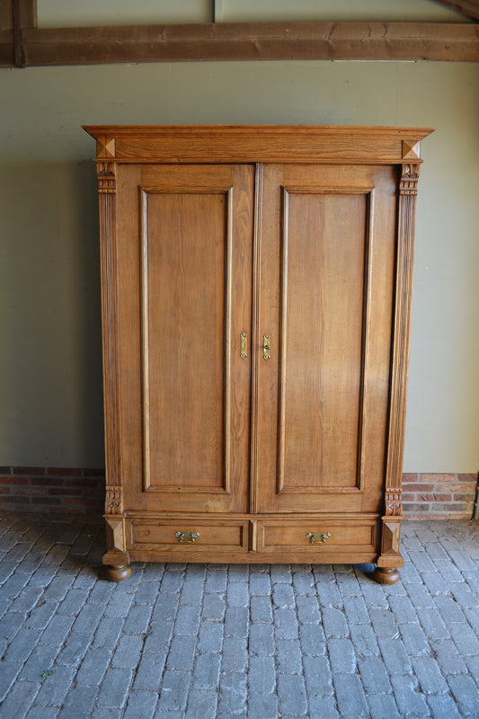 Antieke eiken houten kast