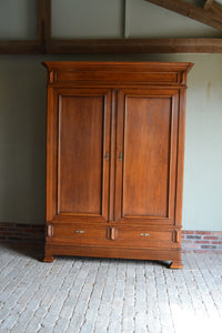 antieke eiken kast, antieke Franse kast, antieke opbergkast, antieke Louis Philippe kast. Antieke uitneembare kast, antieke kast met planken achter de twee deuren en drie grote laden. 