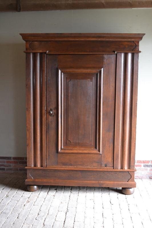 Grote antieke eiken houten Louis Philippe kast met twee deuren met drie panelen per deur. Achter de deuren planken. antieke opbergkast, antieke linnenkast, antieke kledingkast, antieke Franse kast, antieke woonkamerkast.