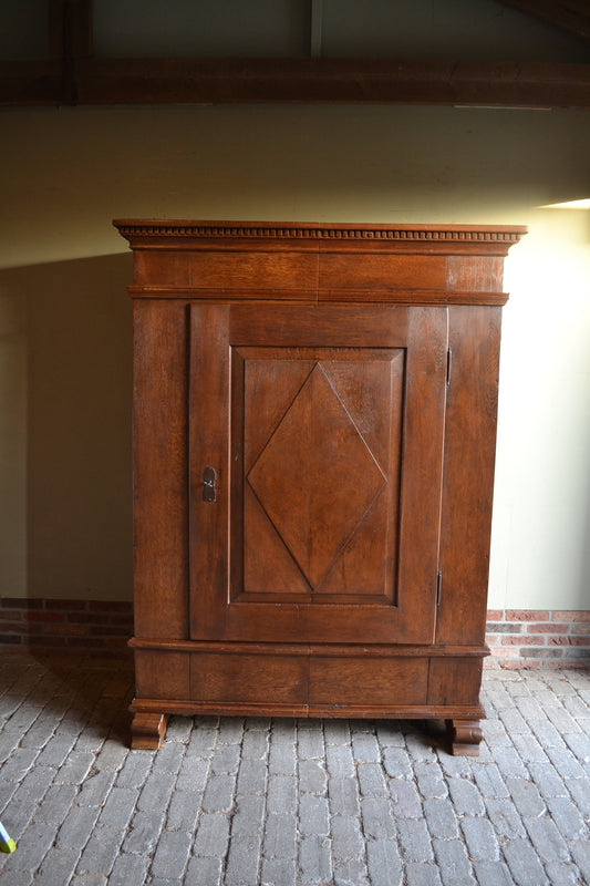 antieke eiken houten eendeurs spinde met achter de deur planken. antieke eiken kast, antieke Duitse kast. antieke broodkast, antieke opbergkat, antieke linnenkast, antieke kledingkast, antieke woonkamerkast, antieke keukenkast, antieke halkast, antieke garderobekast.