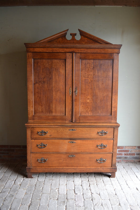 Antieke Hollands eiken houten Empire kabinet met boven twee deuren waarachter planken en laden en onder drie grote laden. antieke woonkamerkast, antiek kabinet, antieke Hollandse kast, antieke linnenkast, antieke kledingkast, antieke opbergkast.
