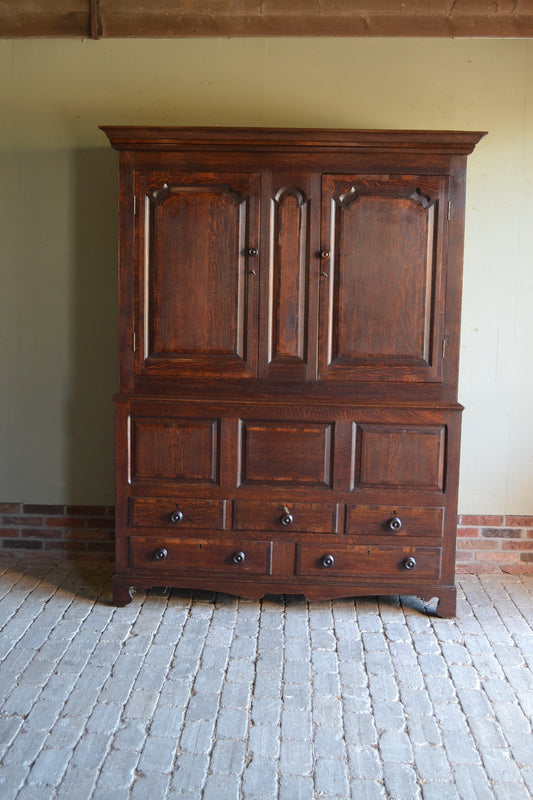 antiek eiken kabinet, antieke kledingkast, antieke linnenkast, antieke garderobekast, antieke Engelse kast, antieke kast met boven twee deuren en onder laden. Antieke opbergkast, antieke slaapkamerkast, antieke halkast.