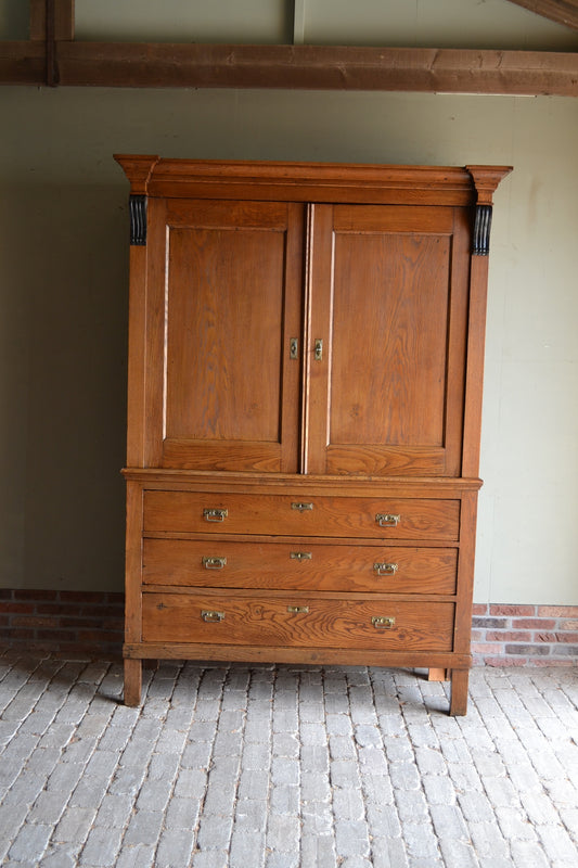 Antiek eiken houten kabinet