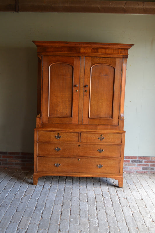 Antiek eiken houten kabinet